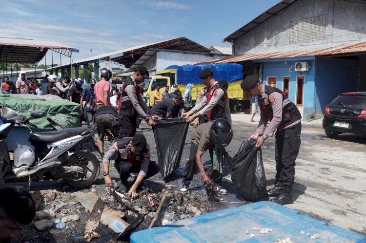 Peringati “May Day”, Polresta Kupang Kota Bersinergi dengan Buruh Bersih Sampah di Pasar Oeba.