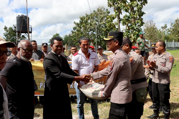 Wujud Nyata Kepedulian, Komunitas Katolik Polresta Kupang Kota Salurkan Bantuan untuk Kuasi Paroki Santo Petrus.