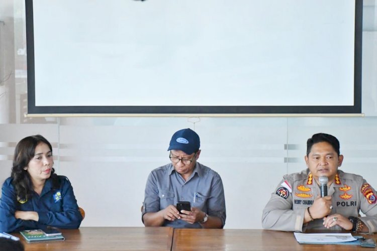 Perisai Demokrasi di Era Digital: Kabidhumas Polda NTT Soroti Perlindungan Jurnalis dari Teror Siber.