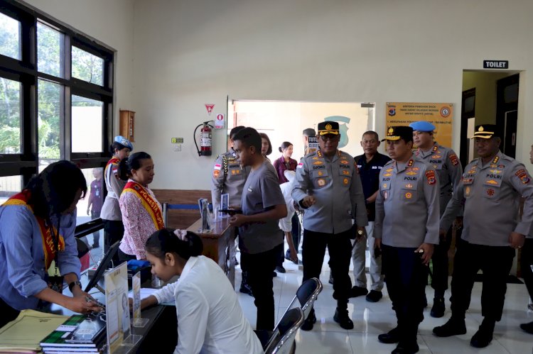 Uji Kecepatan Call Center 110, Proses Pengurusan SKCK Hingga Pantau Pelayanan SIM, Kapolda NTT Pastikan Standar Pelayanan Publik Polresta Kupang Kota Berjalan Optimal.