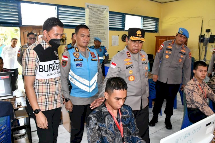 “Jangan Percaya Calo!” Pesan Tegas Kapolda NTT Saat Tinjau Seleksi Taruna AKPOL 2026 di Kupang