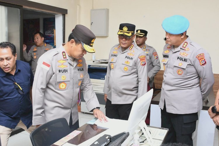 Pastikan Pelayanan Publik Prima, Kapolda NTT Cek Langsung Ruang Pelayanan Masyarakat di Polresta Kupang Kota.