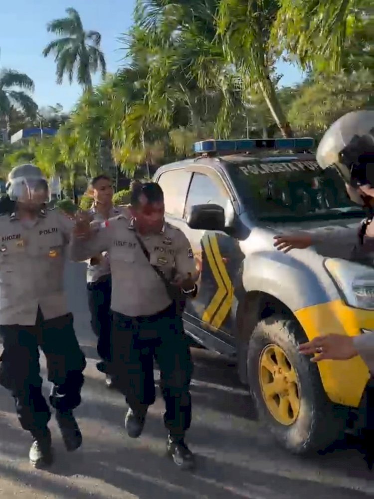Dua Personel Polri Terluka Saat Amankan Aksi Unjuk Rasa di Depan Kantor Gubernur NTT