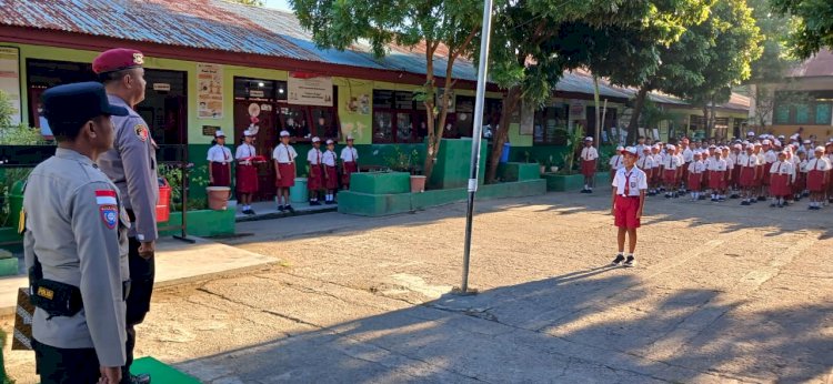 Polsek Kota Raja Tanamkan Disiplin dan Pesan Kamtibmas Lewat Upacara Bendera di Sekolah