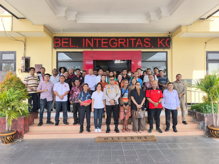 Kapolresta Kupang Kota Gelar Audiensi Bersama Keluarga dan Kuasa Hukum Korban Terkait Penanganan Kasus Kematian Yerdi Bekliu.