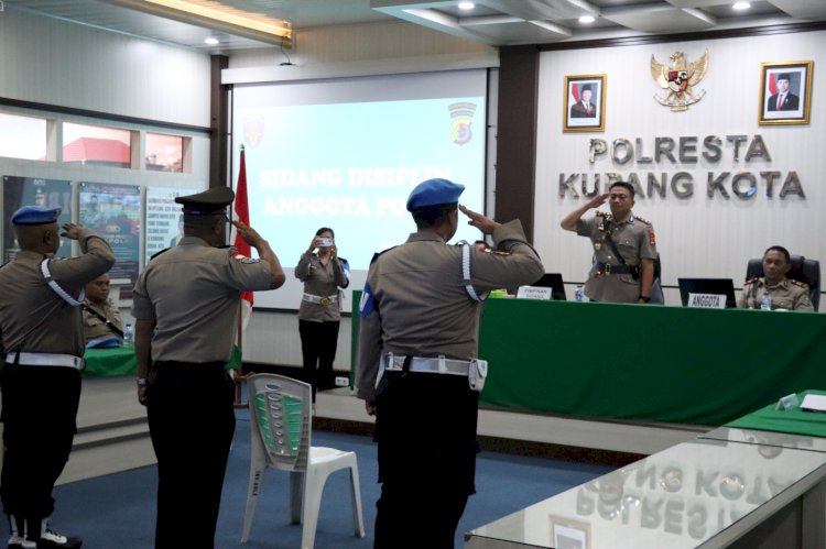 Tegakkan Disiplin, Polresta Kupang Kota Gelar Sidang Kode Etik dan Disiplin Terhadap Empat Personel.