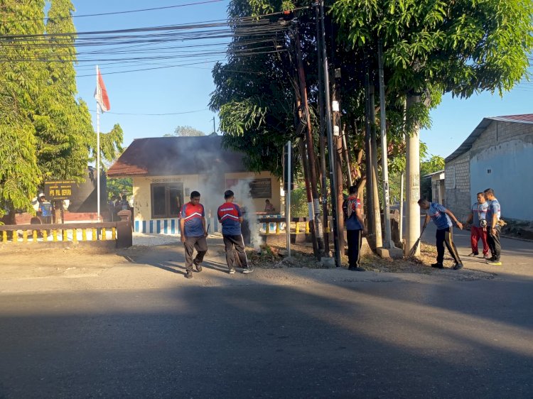 Personel Polsek Maulafa Kurvei Bersihkan Lingkungan Pospol Oepura