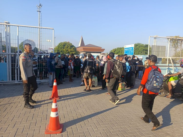Polsubsektor Pelabuhan Tenau Kawal Debarkasi 1.225 Penumpang Kapal Dharma Kartika V