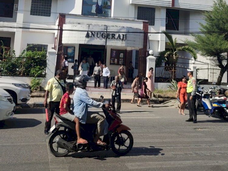 Satlantas Polresta Kupang Kota Amankan Ibadah Hari Minggu, Ingatkan Jemaat Tertib Berlalu Lintas.