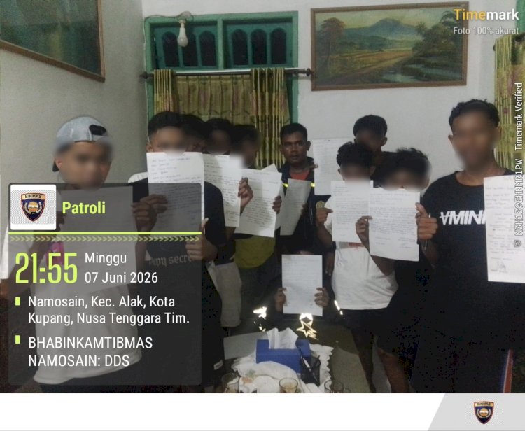 Rusak Pintu Kamar Mandi SD Inpres Osmok, 10 Remaja Dimediasi Bhabinkamtibmas Namosain dan Sepakat Ganti Rugi.
