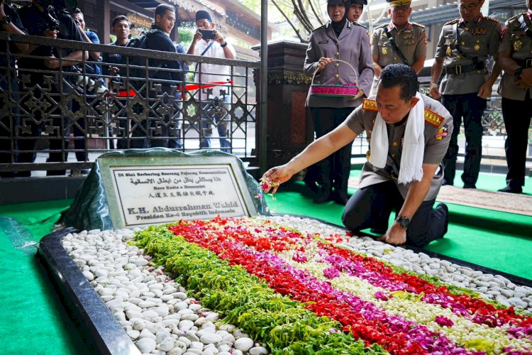 Jelang Hari Bhayangkara, Kapolri Ziarah ke Makam Gus Dur.