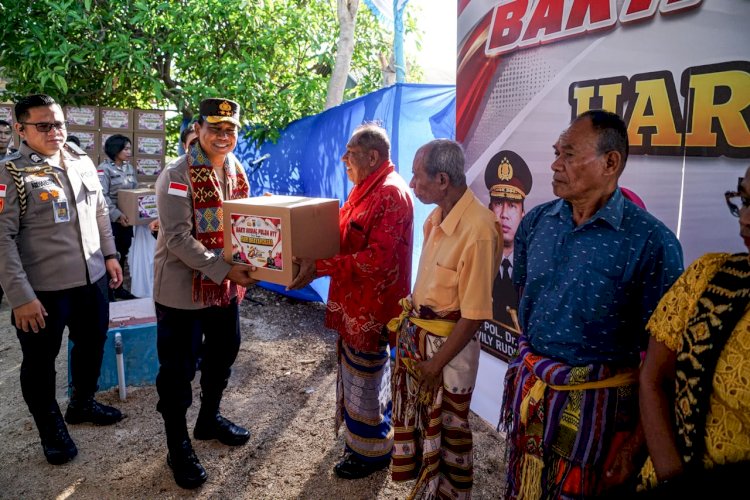 Polda NTT Penuh Kasih, Kapolda Irjen Rudi Darmoko Serahkan Bantuan Sembako bagi Warga Kota Kupang.