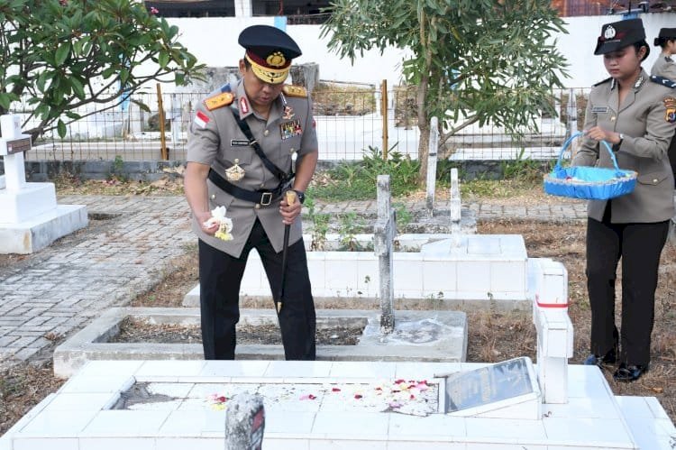 Polda NTT Gelar Upacara Ziarah Tabur Bunga di TMP Dharma Loka, Wujud Penghormatan kepada Jasa Para Pahlawan Jelang Hari Bhayangkara ke-80.