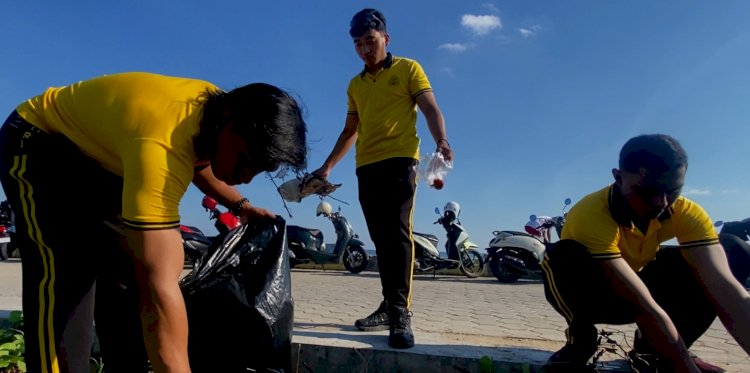 Sambut Hari Bhayangkara ke-80, Polresta Kupang Kota Bersihkan Pantai Nunbaun Sabu Bersama Lintas Instansi.