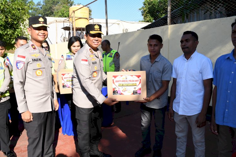 Kapolda NTT Bagikan 100 Paket Sembako, Wujud Kepedulian Polri kepada Masyarakat di HUT Bhayangkara ke 80.