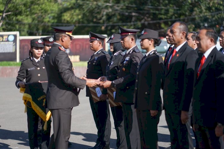 Kapolresta Kupang Kota Berikan Penghargaan kepada 24 Personel Berprestasi di Momen Hari Bhayangkara ke-80