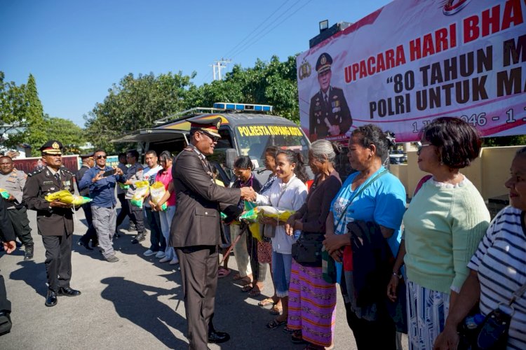 Polresta Kupang Kota Bagikan 500 Kilogram Beras Gratis untuk Warga pada Hari Bhayangkara ke-80