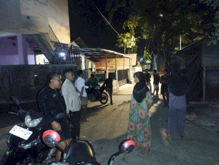 Bhabinkamtibmas Bergerak Cepat Datangi TKP Keributan, Wujudkan Kehadiran Polri di Tengah Masyarakat.