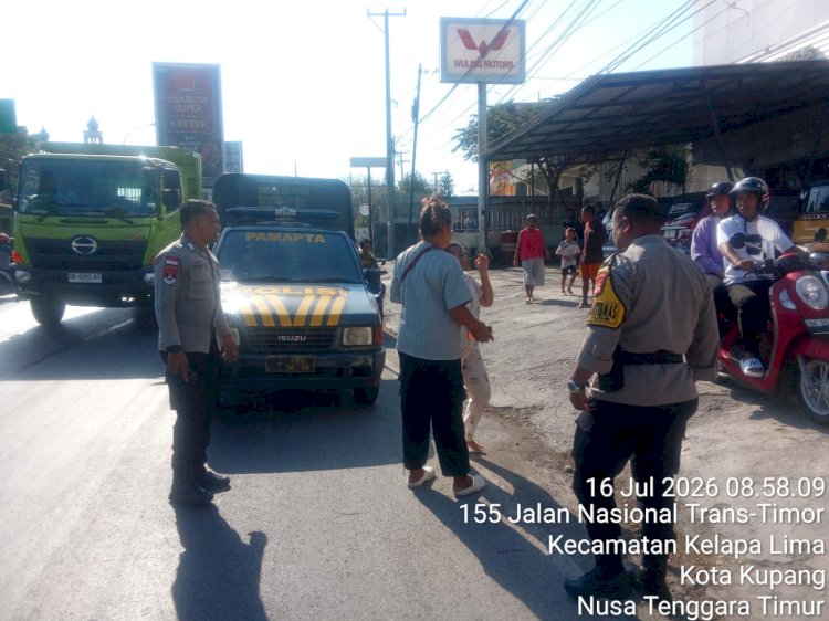 Aduan Layanan Kepolisian 110 Ditindaklanjuti, Polsek Kota Lama Evakuasi Wanita Diduga Depresi di Pinggir Jalan.