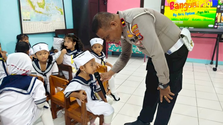 Unit Lantas Polsek Alak Edukasi Siswa TK Hang Tuah 23 Kupang tentang Perlindungan Diri dan Keselamatan Berlalu Lintas