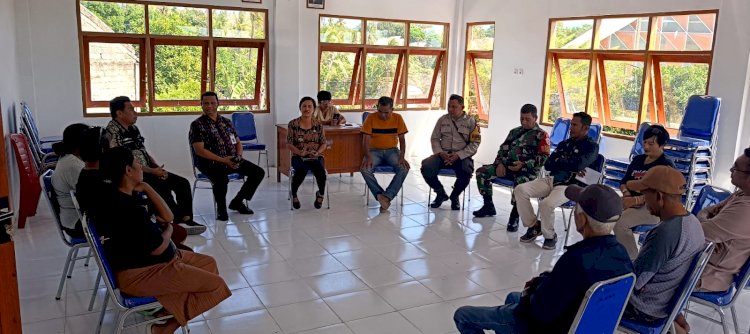 Bhabinkamtibmas Airnona Hadiri Mediasi Distribusi Minyak Tanah, Jaga Kerukunan dan Kamtibmas Warga.