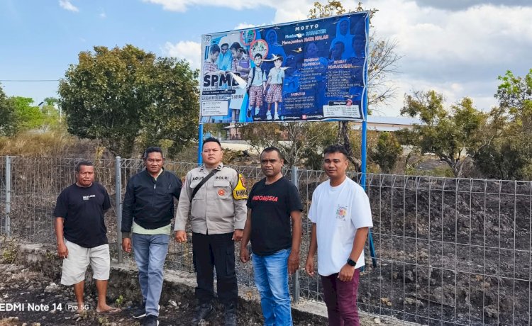 Bhabinkamtibmas Penkase Oeleta Sigap Bantu Padamkan Kebakaran Lahan di Halaman Sekolah Notredame