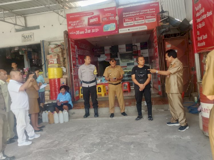 Bhabinkamtibmas Kolhua Dampingi Disperindag Sidak Pangkalan Minyak Tanah di BTN Kolhua,  Kapolsek Beri Dukungan.