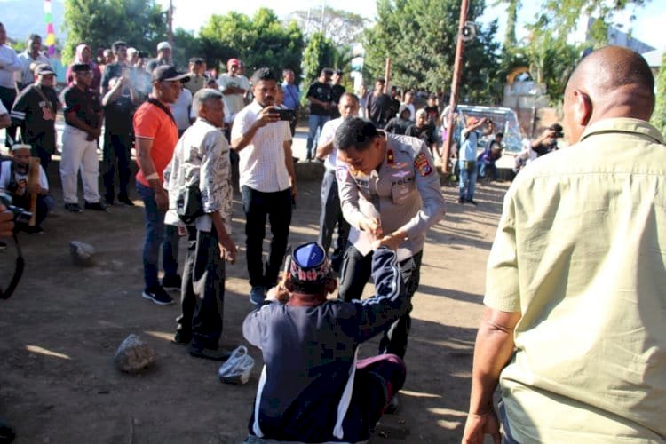 Ritual Bau Lolon Satukan Dua Kampung, Kapolda NTT Dorong Perdamaian Jadi Komitmen Bersama.