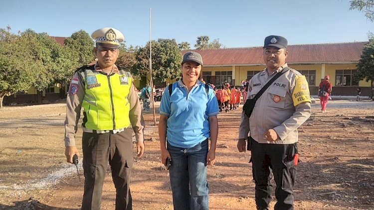 Polsek Maulafa Kawal dan Atur Lalin Gerak Jalan Santai HUT ke-81 RI, SD dan SMP Tunas Mandiri.