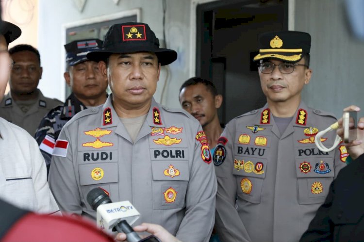 Kapolda NTT Tinjau Rumah Warga Terdampak Gempa, Salurkan Bantuan Sosial.