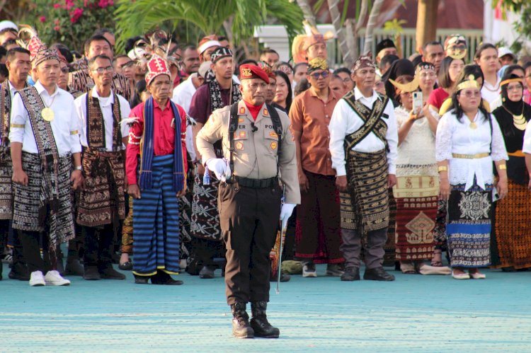 Peringatan HUT ke-81 RI Tingkat Kota Kupang: AKP Petterson Riwu Sukses Tunaikan Tugas Danup Penurunan Bendera.