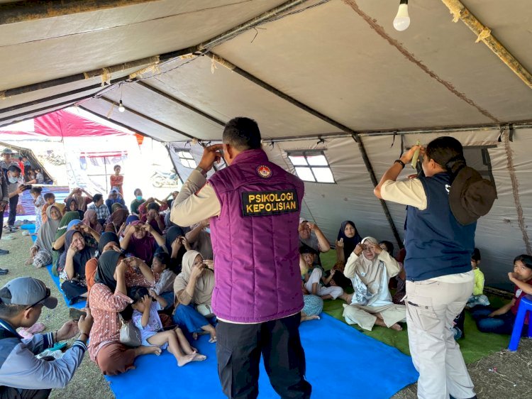 Polda NTT Hadir untuk Warga Terdampak Gempa Sikka, Gelar Terapi USEFT.