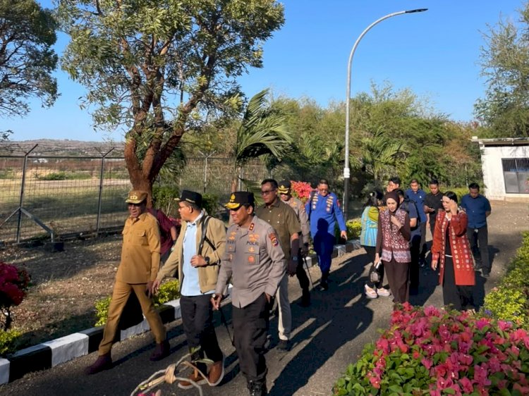 ​​​​​​​Kapolresta Kupang Kota Bersama Ketua Bhayangkari, Antar Keberangkatan Kapolda NTT Menuju Kabupaten Manggarai.