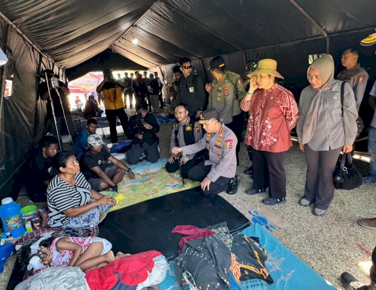 Polri Perkuat Penanganan Gempa NTT, Kapolri Tinjau Lokasi Terdampak dan Serahkan Bantuan.