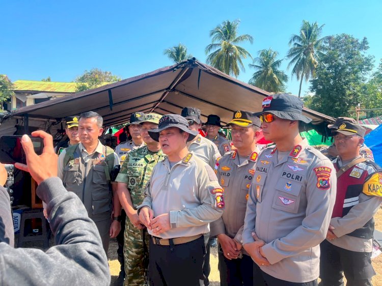 Wakapolda NTT Dampingi Astamaops Kapolri Tinjau Posko Pengungsian Korban Gempa di Reo.
