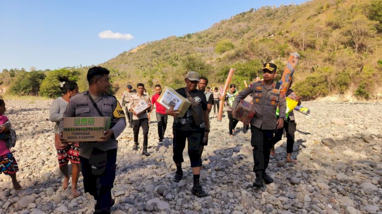 Polres Nagekeo berhasil Menembus Wilayah Terisolir di Kecamatan Aesesa Selatan untuk Menyalurkan Bantuan Kapolda NTT