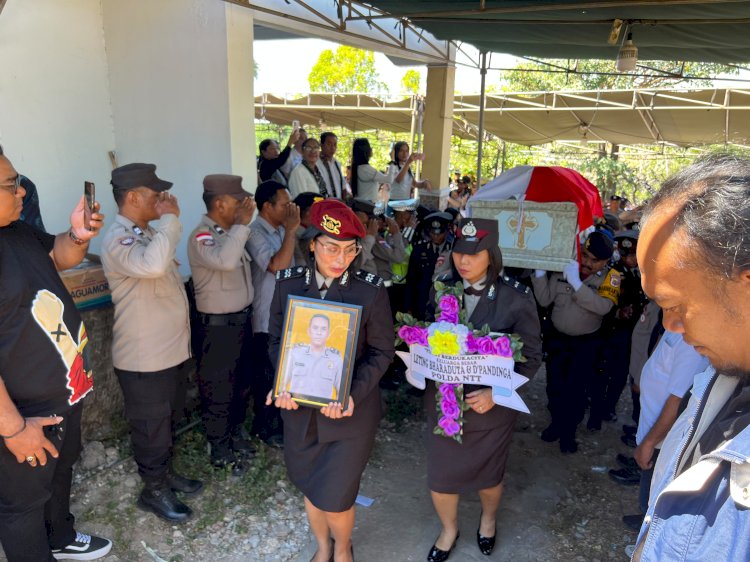 Polresta Kupang Kota Gelar Upacara Persemayaman AIPDA Charles Rondo, Kapolresta Kombes Nelson: Dedikasi dan Loyalitas Almarhum Patut Dihargai.