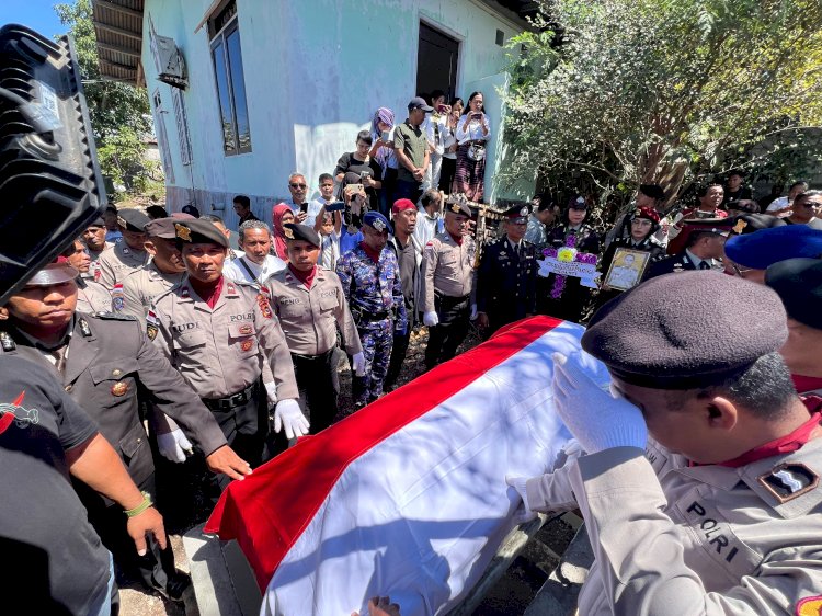 Polresta Kupang Kota Gelar Upacara Persemayaman AIPDA Charles Rondo, Kapolresta Kombes Nelson: Dedikasi dan Loyalitas Almarhum Patut Dihargai.