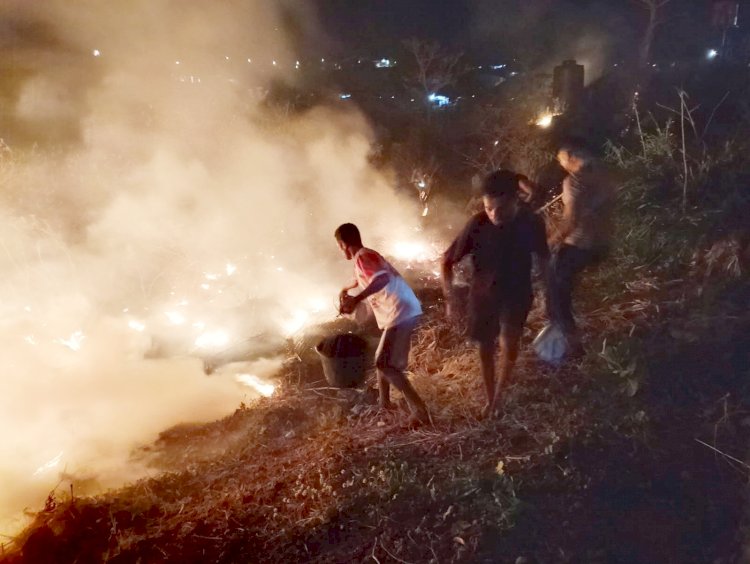Polsek Maulafa dan Warga Padamkan Kebakaran Lahan Kosong di Jalur 40, Kapolsek Imbau Warga Tak Bakar Lahan Saat Kemarau.