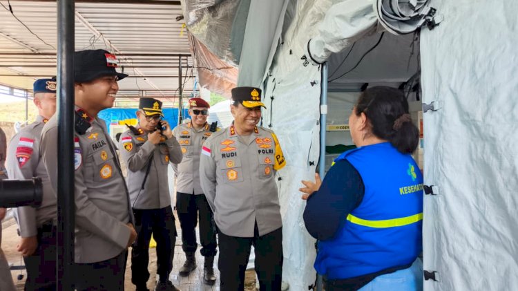 Di Tengah Gempa, Lahir Gempita: Kapolda NTT Sambangi Bayi yang Lahir Saat Bencana di RSUD Aeramo.