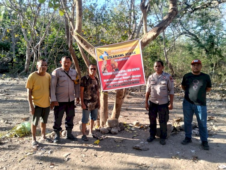 Cegah Judi Sambung Ayam, Polsek Kota Raja Pasang Spanduk Larangan di Kelurahan Airnona.