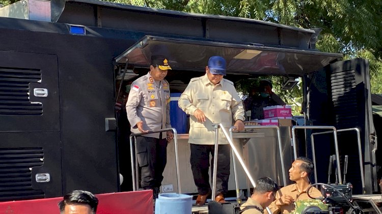Presiden Prabowo Cek Dapur Lapangan Polri dan Water Treatment di Posko Pengungsian Danga