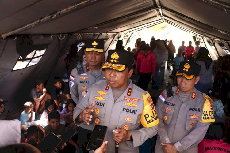 Polri Jaga Rumah Warga dan Bersihkan Puing, Hadir di Tengah Pemulihan Pascagempa Flores.