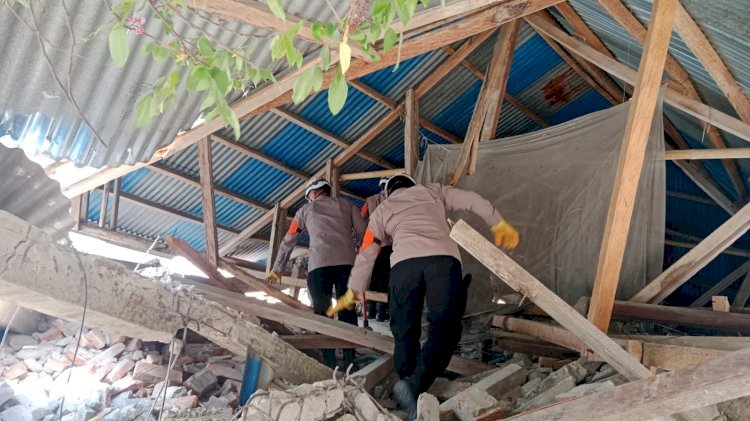 Tak Hanya Amankan Warga, Polisi Turun Langsung Selamatkan Barang Korban Gempa di Reok.