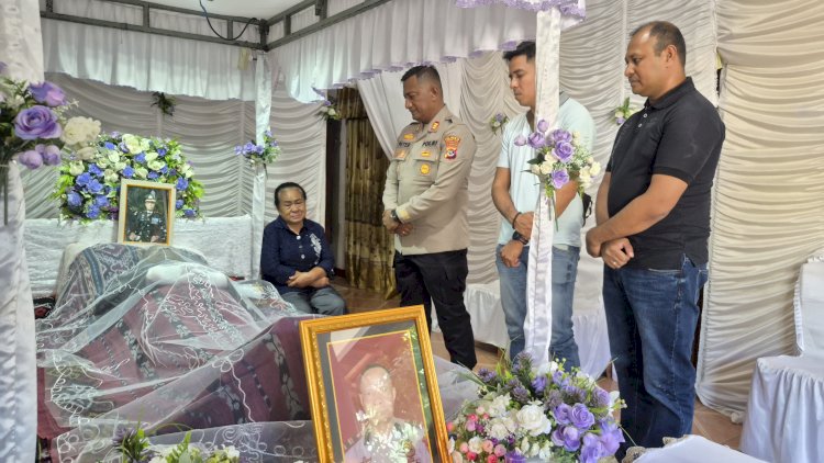 Kapolsek Maulafa dan Anggota Melayat ke Rumah Duka Almarhum IPTU (Purn) Kis Laahana, Wujud Penghormatan dan Belasungkawa.