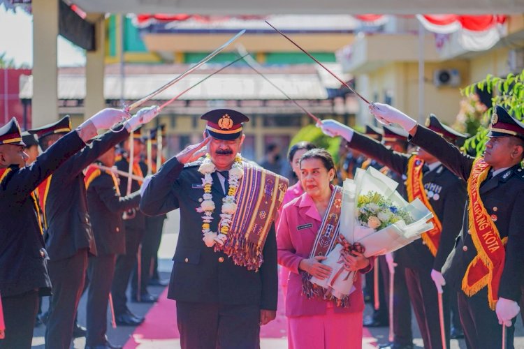 Wisuda Purna Bakti, Kapolresta Kupang Kota Apresiasi Dedikasi dan Loyalitas IPDA Nikolaus Namlibu Selama Bertugas.