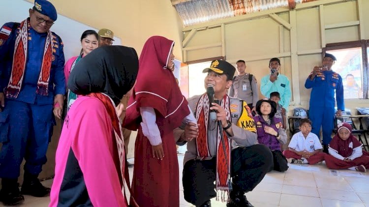 Kapolda NTT Resmikan Revitalisasi MI Al-Hidayah di Pulau Kukusan, Salurkan Bantuan Pascagempa.