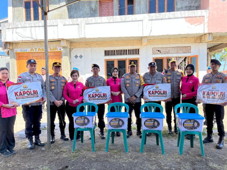 Kapolda NTT dan Ketua Bhayangkari Serahkan Bantuan Kapolri dan Ketua Umum Bhayangkari untuk Personel Terdampak Gempa