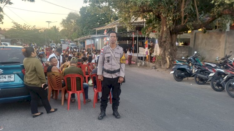 Wujud Pelayanan Polri, Bhabinkamtibmas Amankan Rangkaian Penutupan Festival Budaya Oesapa Selatan.