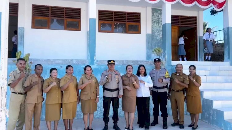 Kasat Tahti Polresta Kupang Kota Jadi Pembina Upacara di SMAN 11, Tekankan Disiplin dan Bijak Bermedia Sosial.